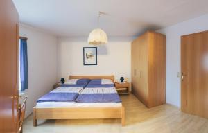 1 dormitorio con 1 cama grande y armario de madera en Gästezimmer Sengstschmid en Windhaag bei Freistadt