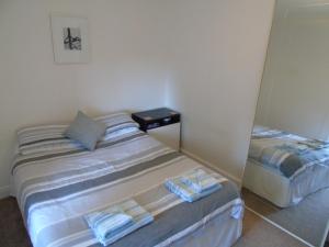 へレンズバラにあるSnug - Krayr Apartmentのベッドルーム1室(ベッド2台、タオル付)