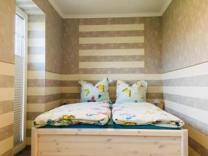 Bett in einem Zimmer mit zwei Kissen in der Unterkunft Apartment in Stadtvilla Andrea in Tönning