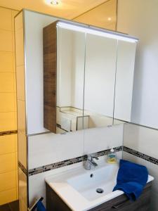 y baño con lavabo y espejo. en Apartment in Stadtvilla Andrea, en Tönning