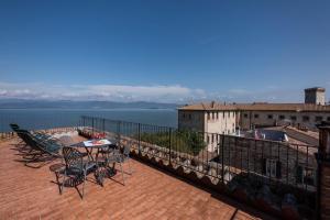 a patio with a table and chairs on a brick floor at Hotel Aganoor in Castiglione del Lago