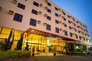 a large building with a lot of windows at Hotel Dan Inn Campinas Anhanguera - Melhor Localização e Custo Benefício in Campinas