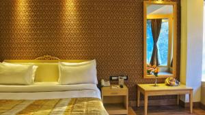 Postel nebo postele na pokoji v ubytování Dee Marks Airport Hotel & Resorts