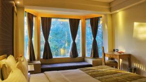 Postel nebo postele na pokoji v ubytování Dee Marks Airport Hotel & Resorts