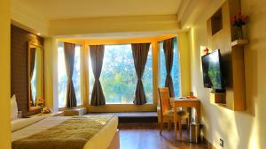 TV a/nebo společenská místnost v ubytování Dee Marks Airport Hotel & Resorts