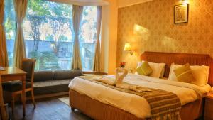 Postel nebo postele na pokoji v ubytování Dee Marks Airport Hotel & Resorts