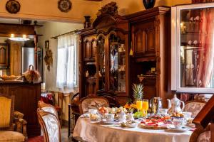 un tavolo con cibo sopra in una stanza di Garitsa De Lux a Città di Corfù