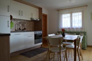 Kuchyňa alebo kuchynka v ubytovaní Apartments Bachmann