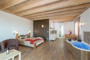 Schlafzimmer mit einem Bett und einer Badewanne in der Unterkunft Lakeside Terrace in Neot Golan
