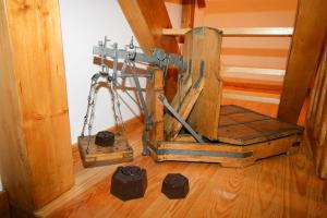 a group of equipment sitting on a wooden floor at Casa dos Batalim in Monchique