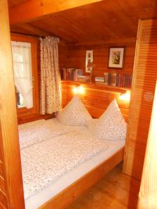 Un pat sau paturi într-o cameră la Ferienhütte Stephanie