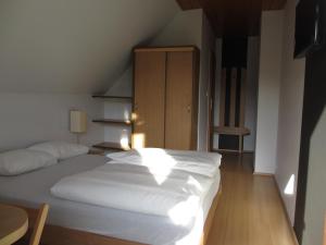 1 dormitorio con cama blanca y armario de madera en Mylak, en Korbielów