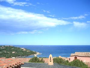 ポルト・チェルボにあるSea View Edenの建物から海の景色を望めます。