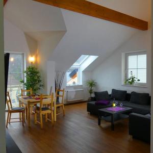 sala de estar con sofá y mesa en Cochem Ferienwohnung Scheuer en Cochem