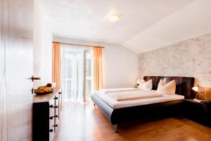 A bed or beds in a room at Appartementhaus Bergland