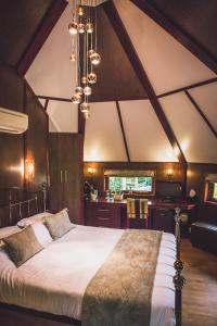 Posteľ alebo postele v izbe v ubytovaní Burton Lodge Guest House & Spa