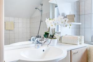 A bathroom at Appartementhaus Bergland