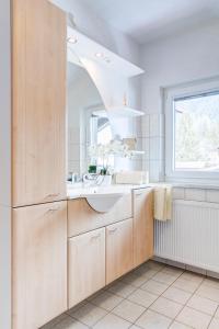 A kitchen or kitchenette at Appartementhaus Bergland