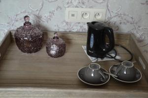 blat z 2 wazami i czajnik do herbaty w obiekcie au-magasin w mieście Vielsalm