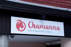 ein Schild für ein Charma Food and Breakfast Shop in der Unterkunft Chamanna Bed & Breakfast in Arosa