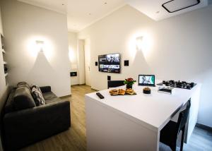 salon z kanapą i białym blatem w obiekcie Domus Quiritum Elite, Vatican luxury apartment w Rzymie