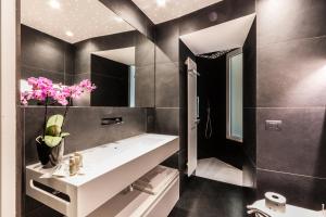 łazienka z białą umywalką i lustrem w obiekcie Domus Quiritum Elite, Vatican luxury apartment w Rzymie +26 zdjęć
