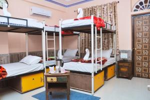 Двухъярусная кровать или двухъярусные кровати в номере MOONLIGHT HOMESTAY & HOSTEL