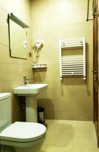 Baðherbergi á Cozy Hotel Kazbegi