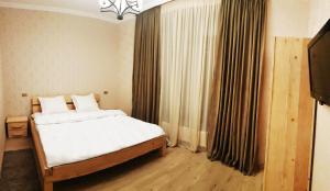 Rúm í herbergi á Cozy Hotel Kazbegi