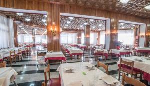 A restaurant or other place to eat at Grand Hotel Europa Rivisondoli Centro