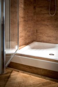 eine Badewanne im Bad mit Dusche in der Unterkunft Palazzo Cosentino in Caltanissetta