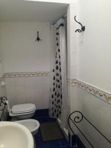 ヴルカーノにあるR9のバスルーム(トイレ、洗面台、シャワー付)