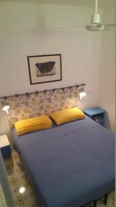 ヴルカーノにあるR9のベッドルーム(黄色い枕2つ付)