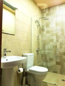 Baðherbergi á Cozy Hotel Kazbegi