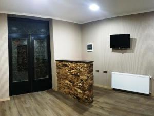 Sjónvarps- og/eða afþreyingartæki á Cozy Hotel Kazbegi