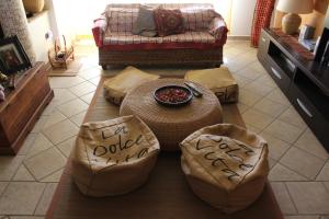 B&B S'arenada في Ghilarza: غرفة معيشة مع طاولة وأريكة