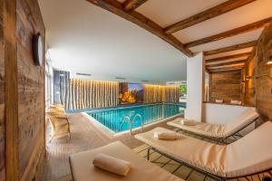 Bazén v ubytování Hotel Berger Superior nebo v jeho okolí