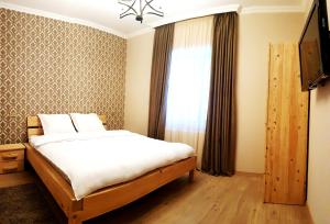 Rúm í herbergi á Cozy Hotel Kazbegi