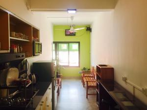 Cuina o zona de cuina de Colombo Downtown Monkey Backpackers Hostel