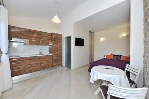 TV a/nebo společenská místnost v ubytování Apartments Dominique
