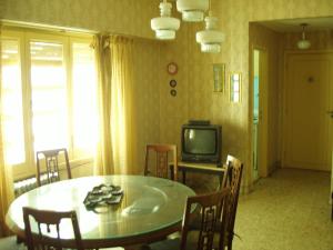 comedor con mesa y TV en Departamento completo centro frente a la playa y Casino central 2 amb luminosos en Mar del Plata