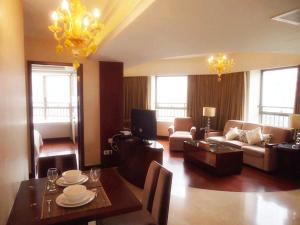 salon z kanapą i jadalnią w obiekcie Ziyuan Service Apartment w Szanghaju