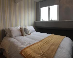 Кровать или кровати в номере Apartment 5, Cornerhouse Apartments