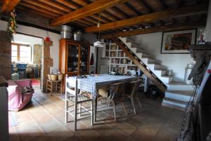LubrianoにあるCasa con vista mozzafiato su Civita di Bagnoregioのリビングルーム(テーブル、階段付)