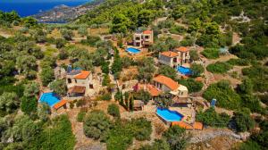 Ett flygfoto av Alonissos Poikilma Villas exclusive luxury villas in nature with private pools