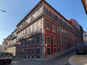 Foto da galeria de HOMEinTOWN Almada - Downtown Elegant Apartment - Terrace AC & WIFI em Porto