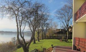 vistas a un parque con un banco y un lago en Haus am Hang en Innerschwand