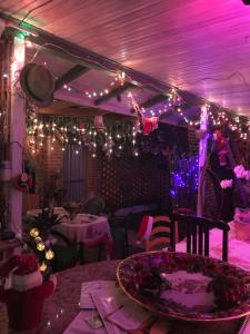 uma sala de jantar com luzes e uma mesa com uma tigela em Villa Di Loire no Balneário Camboriú