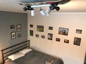 a bedroom with a bed with a skateboard on the wall at Sportowy Apartament nad Jeziorem in Olsztyn