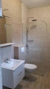 Koupelna v ubytování Apartmani Maris III